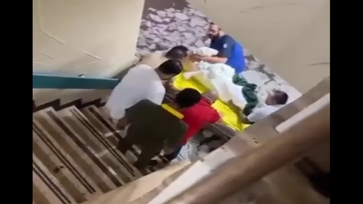 Personal médico y familiares bajan una camilla por las escaleras del IMSS 6 de Ciudad Juárez