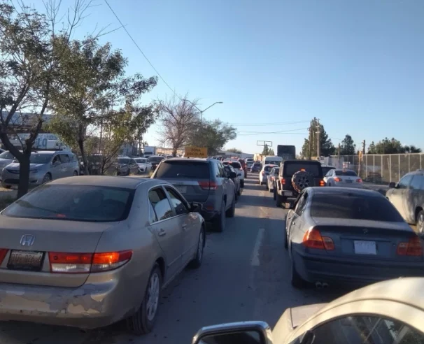 Fila de vehículos por congestionamiento en avenida Jilotepec de Ciudad Juárez