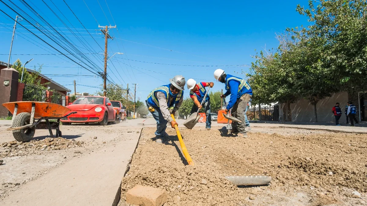 Trabajos de bacheo de la JMAS en la calle Río Bravo de Ciudad Juárez