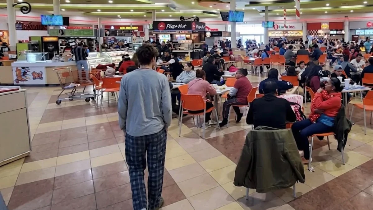 Joven con pantalón de pijama camina por el área de comidas de Las Torres en Ciudad Juárez