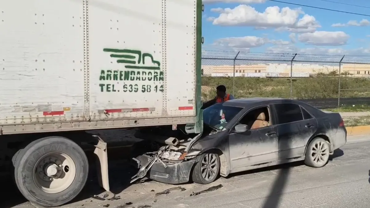 Automóvil Honda debajo de la caja de un tráiler en el bulevar Independencia de Ciudad Juárez