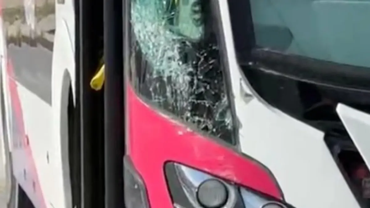 Unidad del JuárezBus involucrada en accidente con un peatón en la avenida 16 de Septiembre