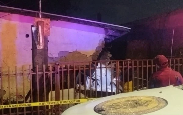 Pared de adobe derrumbada por la lluvia en una vivienda de Ciudad Juárez