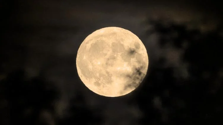 Luna llena de octubre observada cerca del horizonte