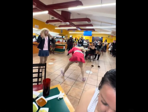 Jóvenes vestidos como las rubias de White Chicks bailan en restaurante de El Paso