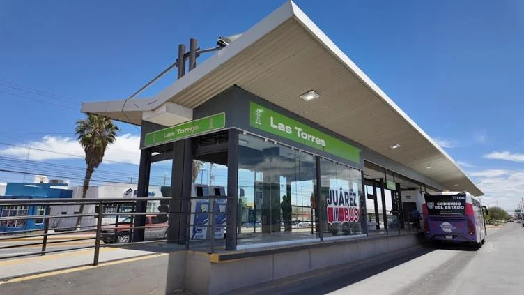 Módulo móvil de JuárezBus para trámites de tarjetas preferenciales en estación Las Torres