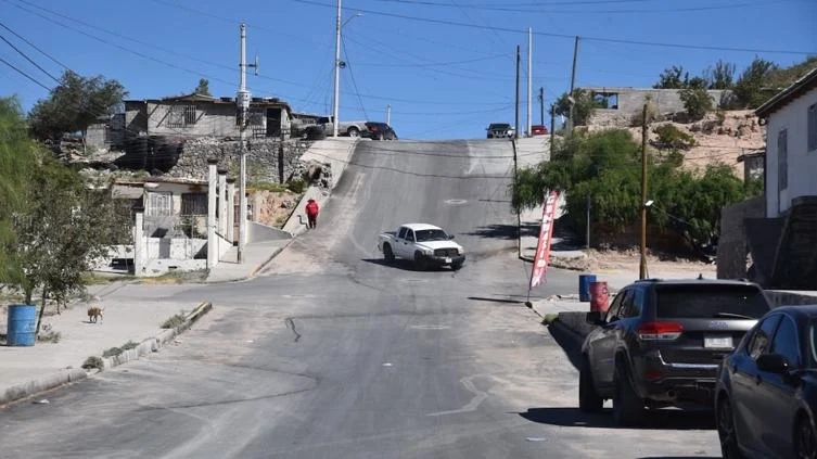 Trabajos de rehabilitación en la calle Pescadilla de Puerto Anapra, Ciudad Juárez