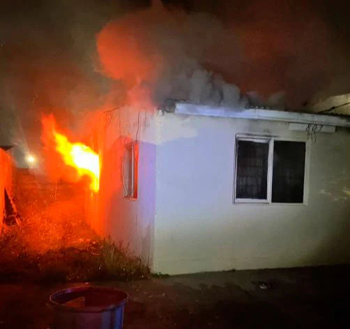 Bomberos atienden incendio en vivienda de la colonia Emiliano Zapata en Cuauhtémoc