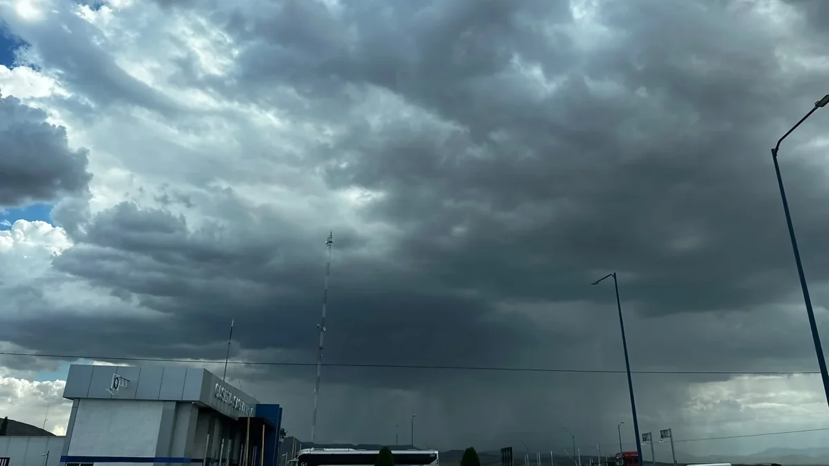 Nubes de lluvia sobre una zona urbana de Chihuahua ante el pronóstico de Protección Civil