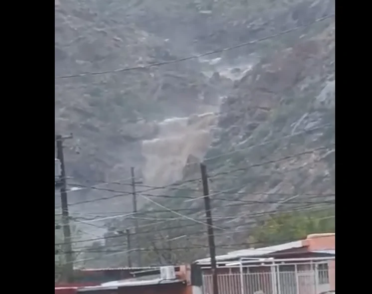 Torrentes de agua y lodo bajan por la Sierra de Juárez tras una tormenta