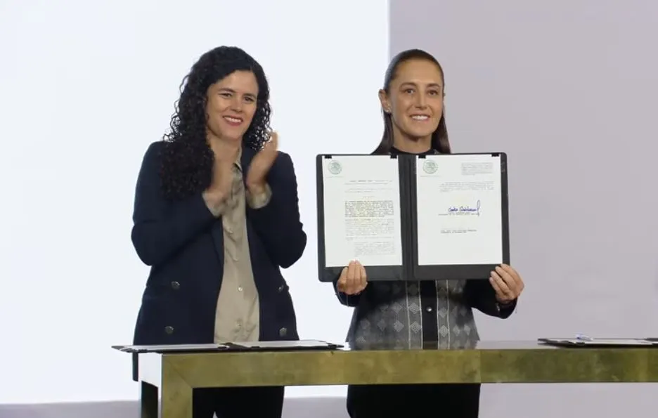 Claudia Sheinbaum firma decreto sobre doble nacionalidad de aspirantes