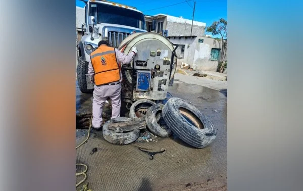 Llantas y basura encontradas por la JMAS en el drenaje de la colonia Azteca