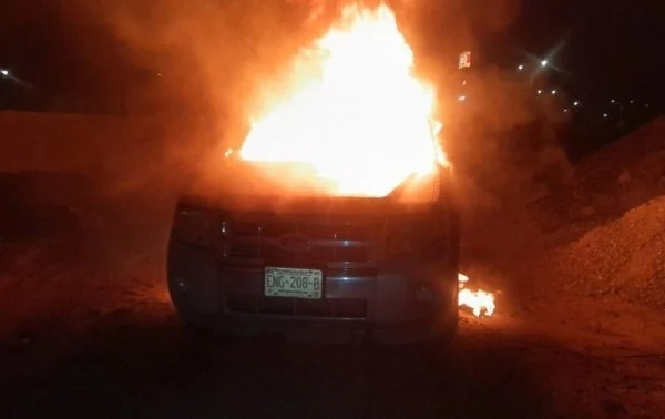 Camioneta incendiada en una brecha del oriente de Ciudad Juárez