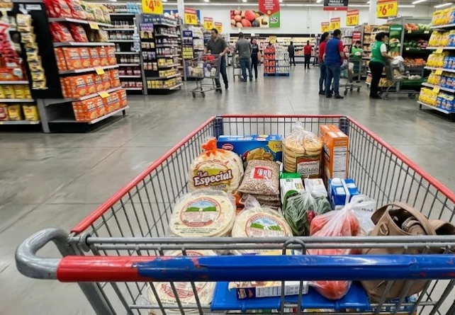 Cebollas y otras verduras a la venta en un mercado de Ciudad Juárez