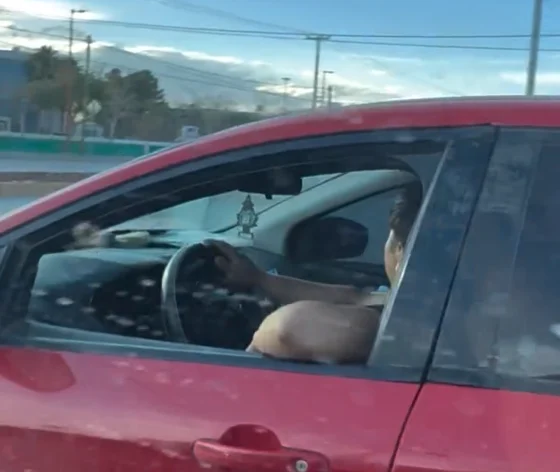Automóvil rojo denunciado por conducción peligrosa en Avenida de las Torres de Ciudad Juárez