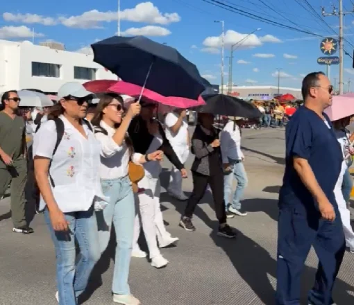 Tráfico en una avenida de Ciudad Juárez ante una posible marcha de trabajadores del IMSS