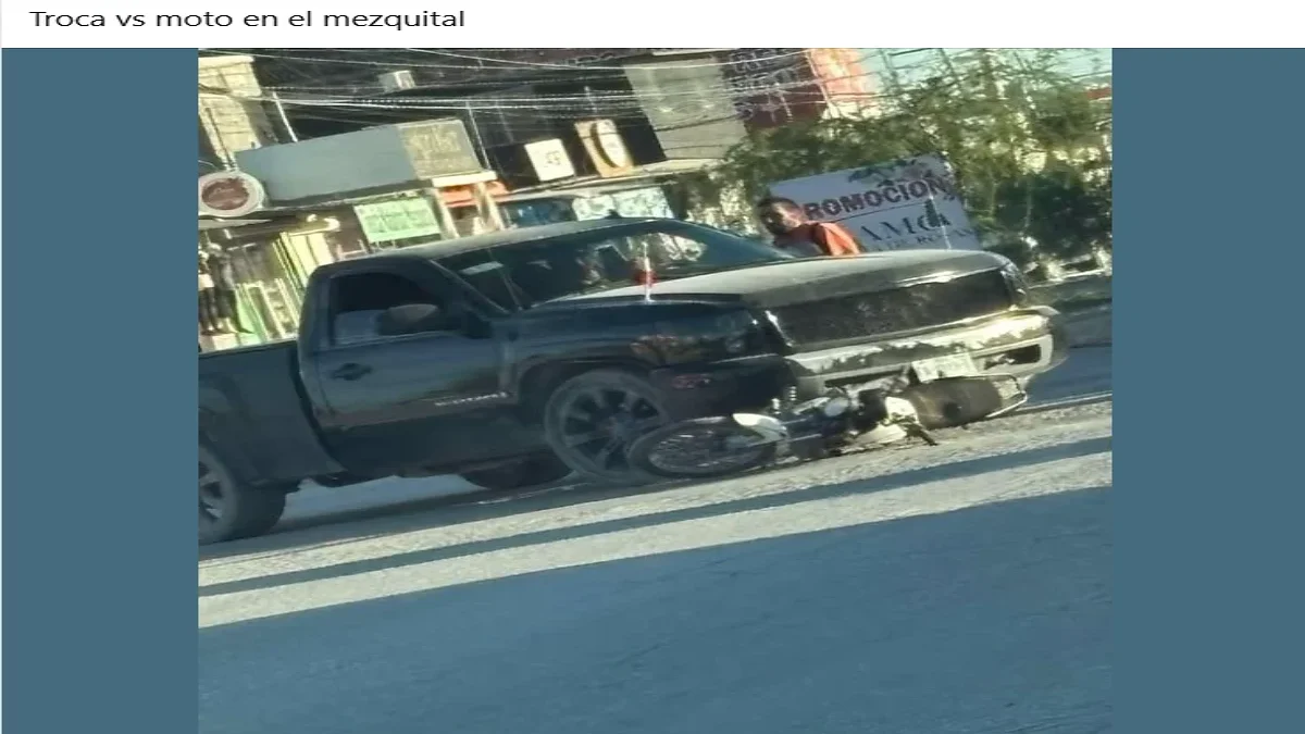 Motocicleta debajo de una camioneta pickup tras choque en El Mezquital de Ciudad Juárez