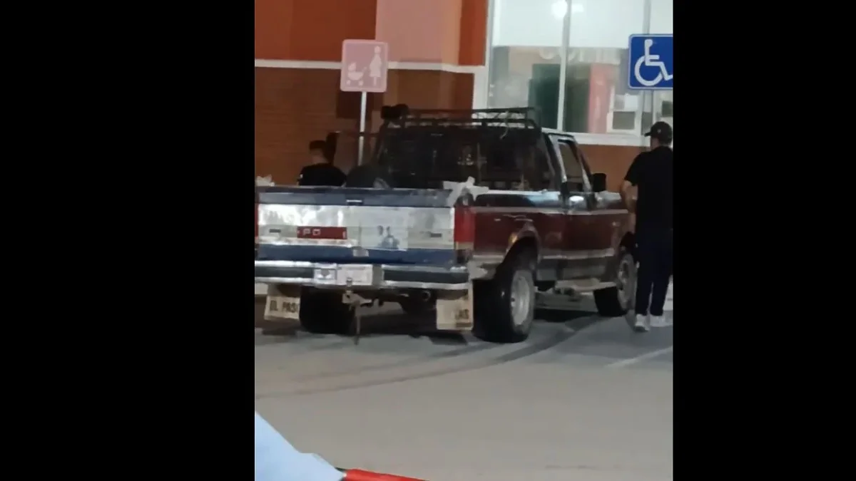 Camioneta en cajón accesible de supermercado Smart en Ciudad Juárez