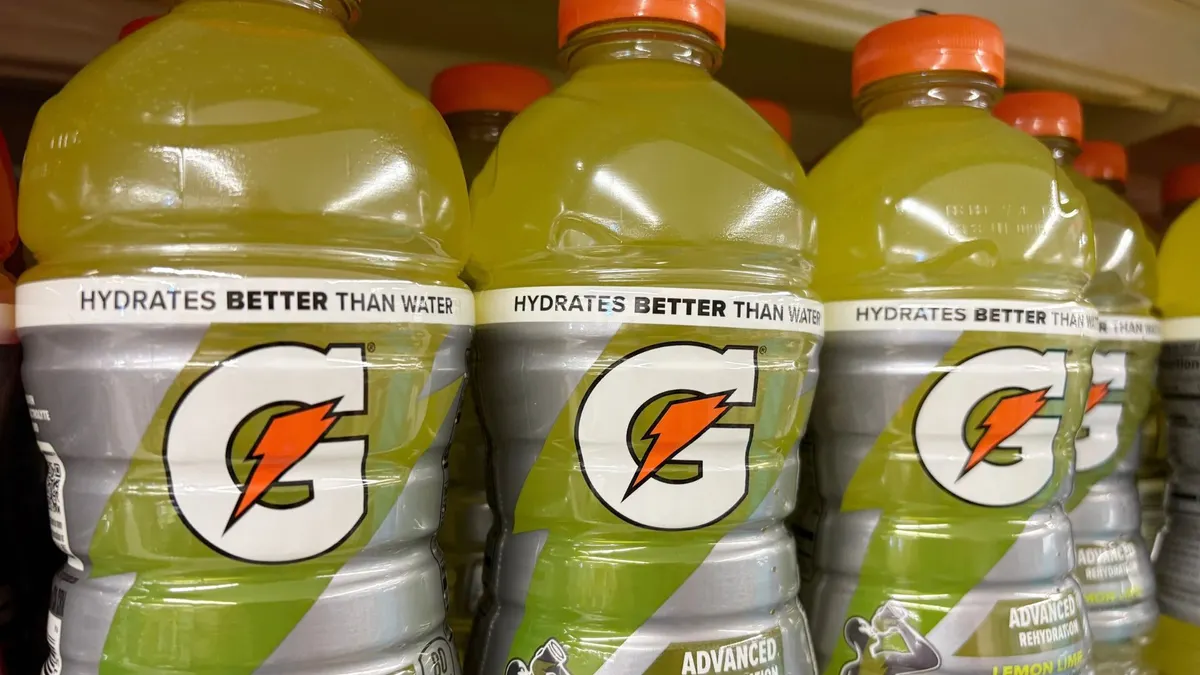 Botellas de Gatorade de diferentes sabores en un establecimiento comercial