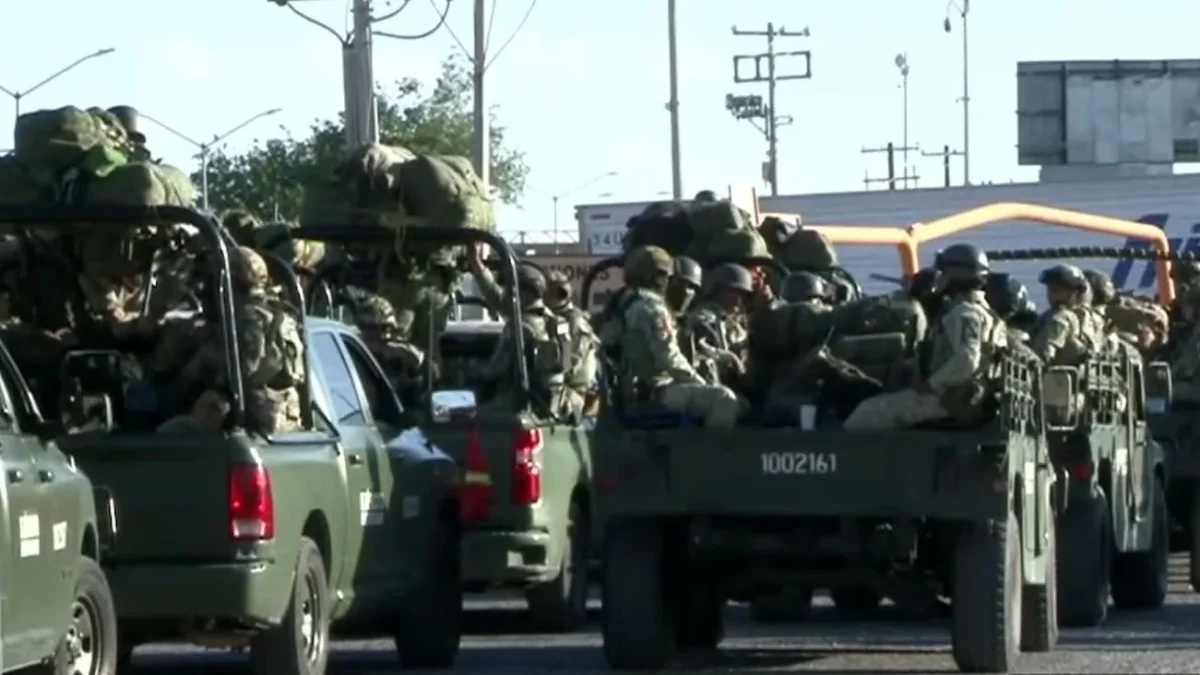 Agentes reunidos para un operativo en la zona poniente de Ciudad Juárez