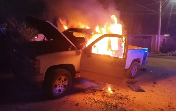 Camioneta Chevrolet Silverado dañada por un incendio en la colonia Manuel Valdez de Ciudad Juárez