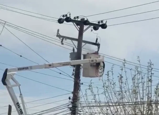 Trabajador de Alumbrado Público sufre una descarga eléctrica durante labores en Ciudad Juárez