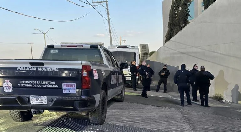Lugar donde paramédicos atendieron a un hombre lesionado en la colonia Los Alcaldes de Ciudad Juárez
