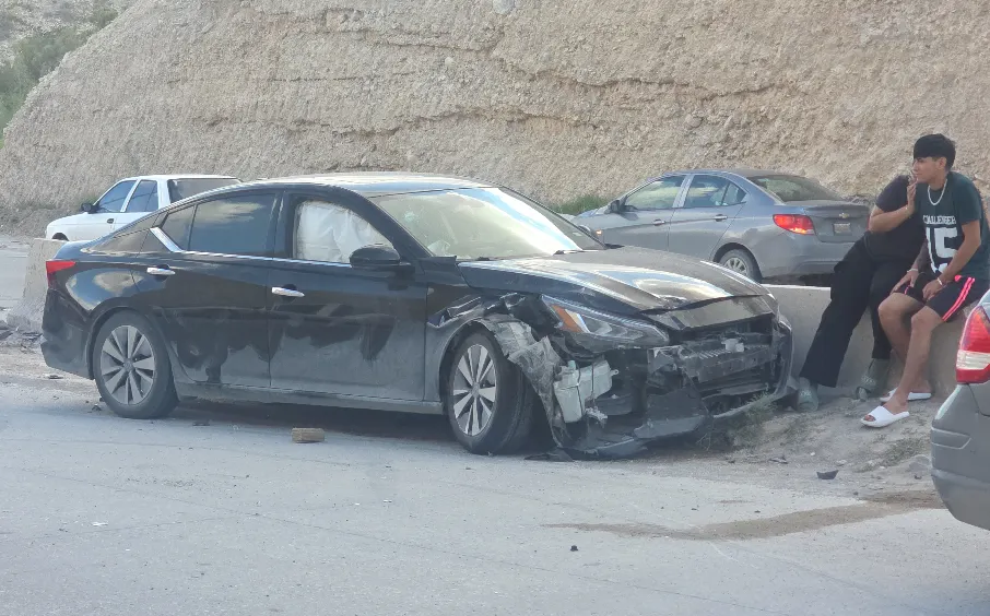 Choque de vehículos en el periférico Camino Real de Ciudad Juárez