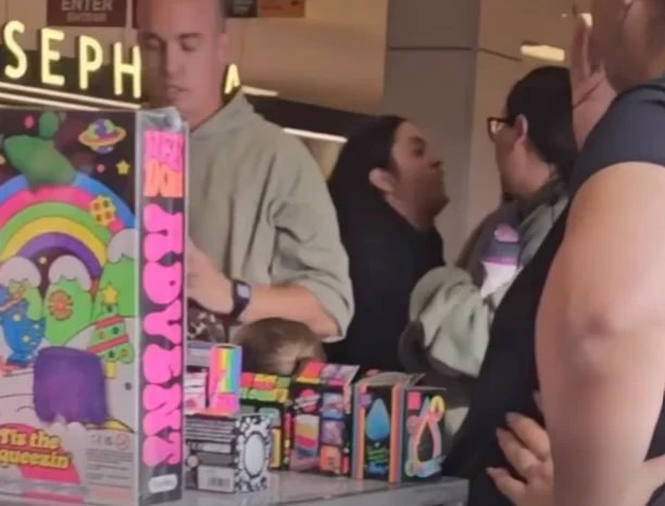 Adultos discuten por juguetes NeeDoh dentro de Kohl’s de Bassett Place en El Paso