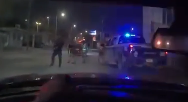 Policía municipal realiza revisión cordial a conductor durante retén nocturno en Ciudad Juárez