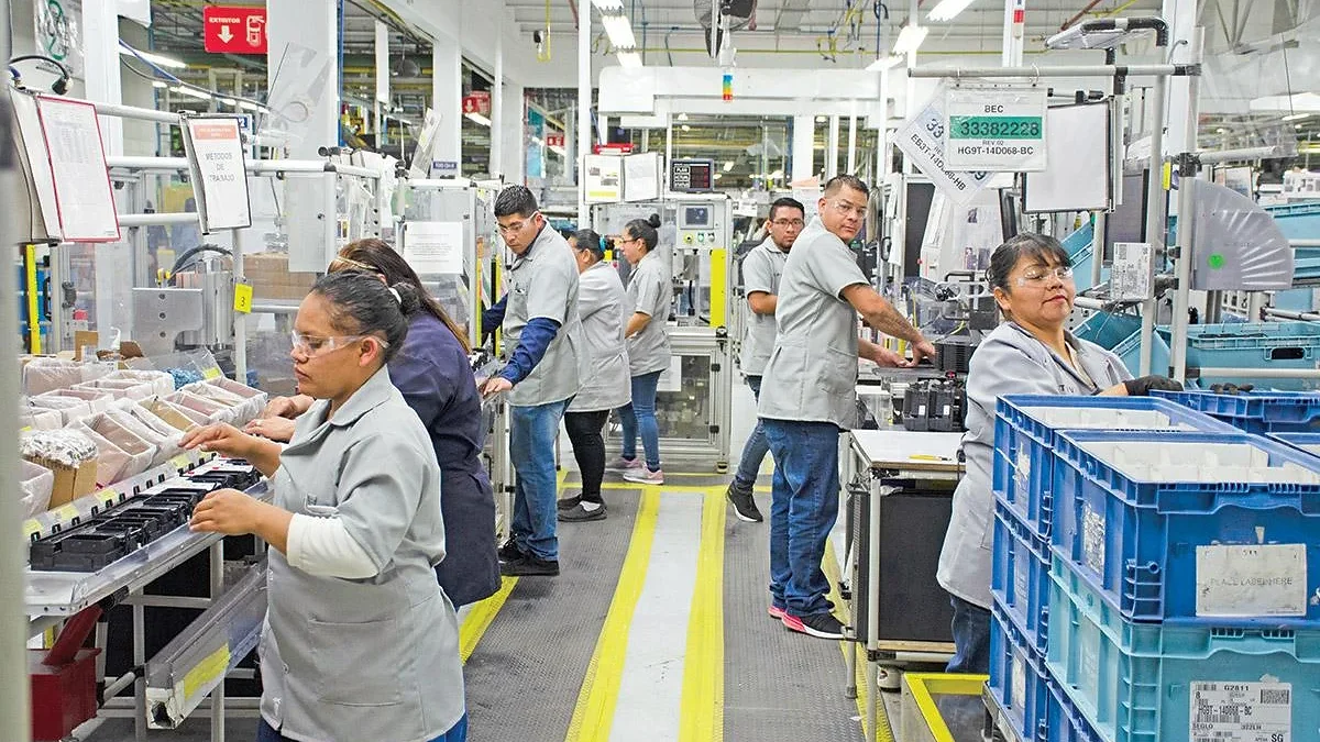 Pensionados consultan las fechas de pago del aguinaldo 2026 en México