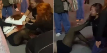 Mujeres durante una pelea afuera de una cervecería en Plaza Ramacoi de Ciudad Juárez