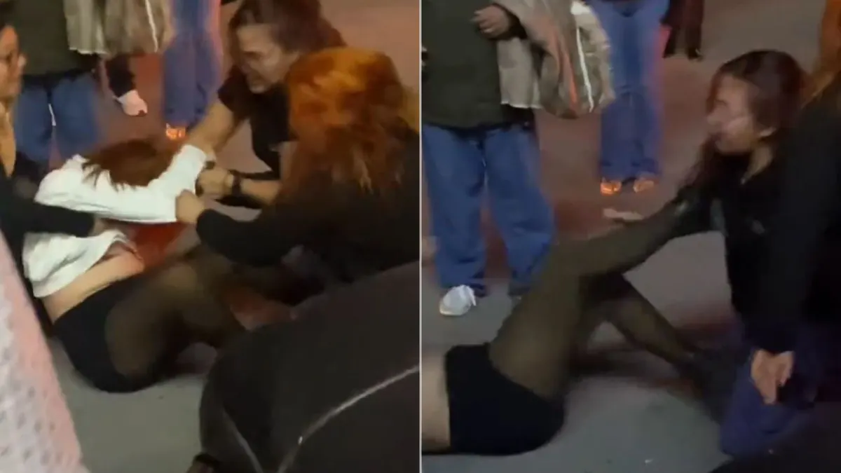 Mujeres durante una pelea afuera de una cervecería en Plaza Ramacoi de Ciudad Juárez