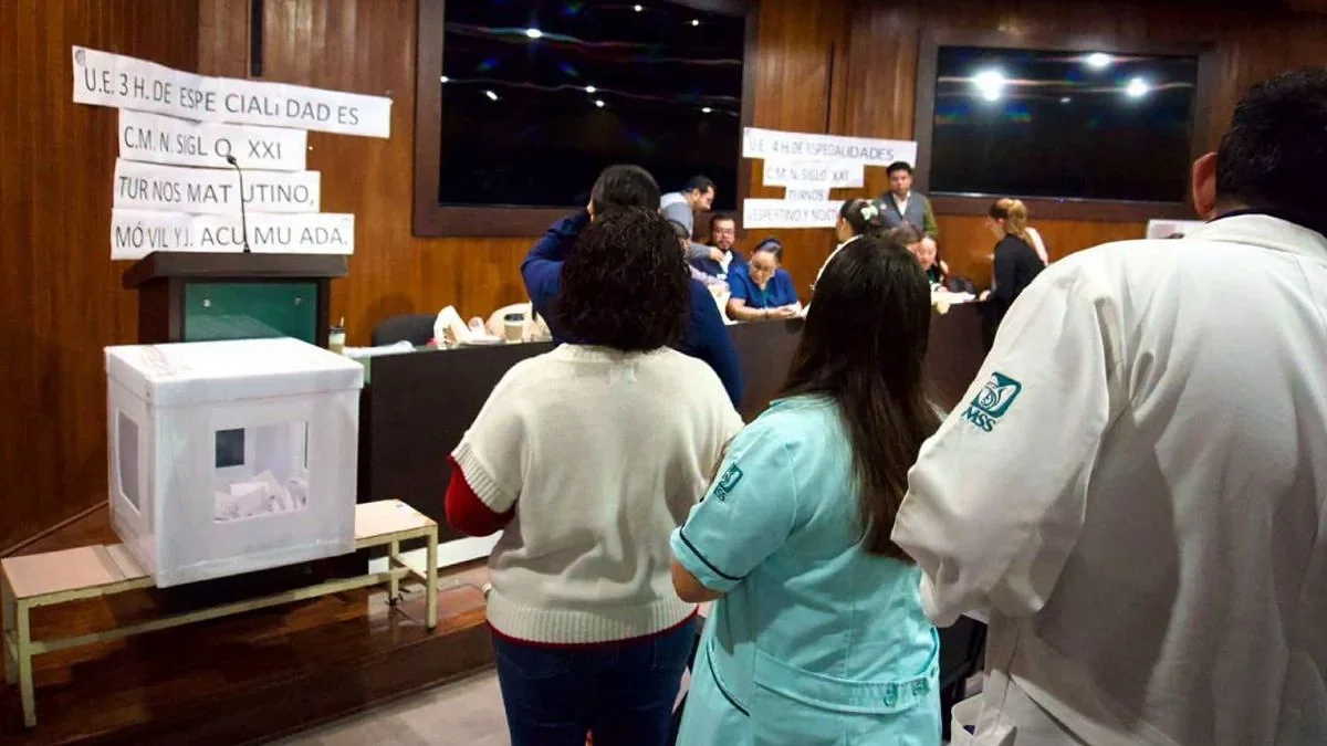 Trabajadores del IMSS durante una movilización por mejores condiciones laborales