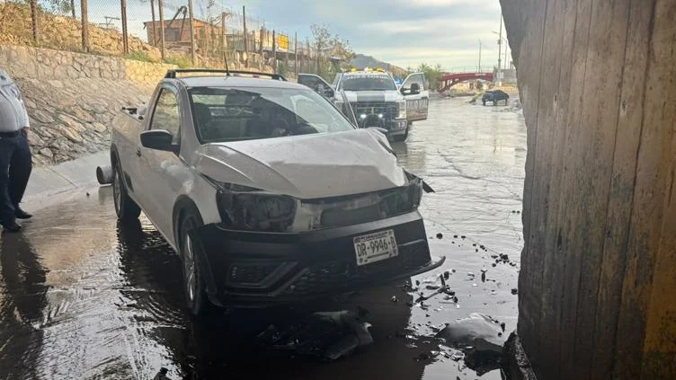 Volkswagen Robust chocada contra puente del Viaducto Díaz Ordaz en Ciudad Juárez