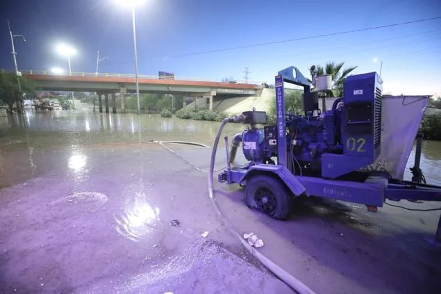 Bomberos realizan trabajos de desagüe bajo el puente Centauro en la avenida Francisco Villarreal Torres