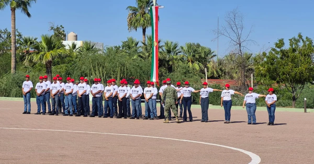 Jóvenes tramitan la cartilla militar ante la Secretaría de la Defensa Nacional