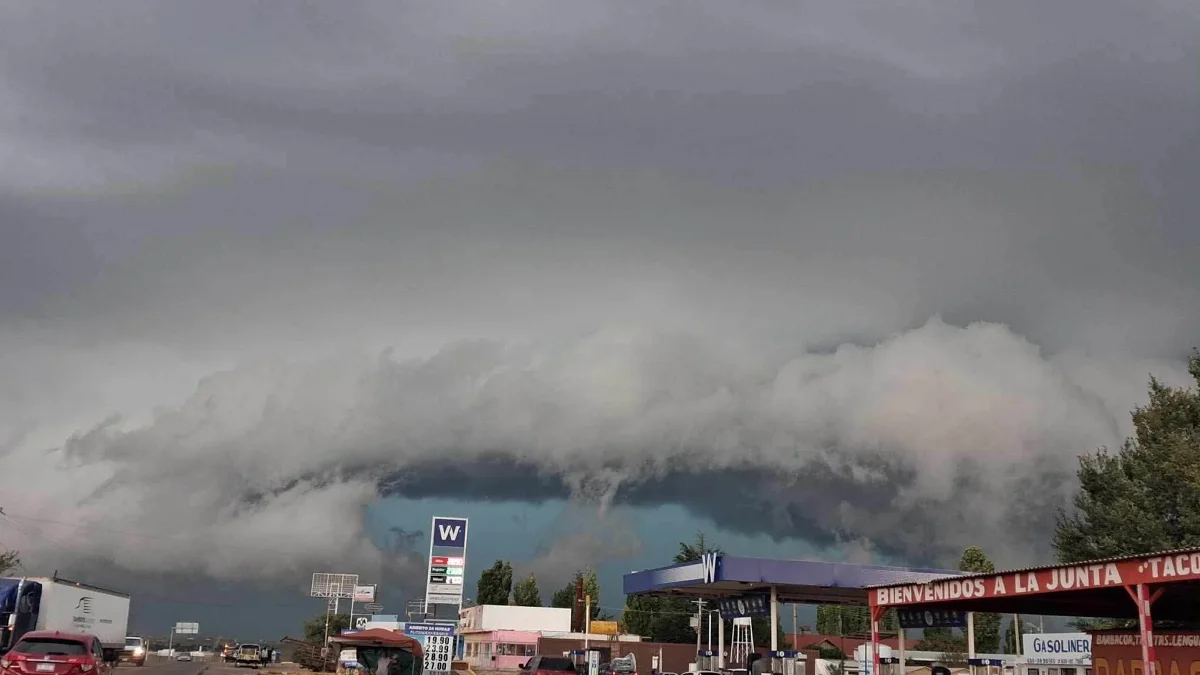 Enorme nube sobre la zona comercial y carretera de La Junta, Chihuahua