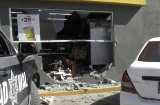 Camioneta Expedition impactada contra una tienda OXXO en la colonia Anáhuac de Ciudad Juárez