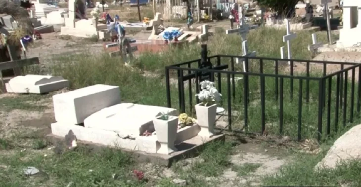 Terreno erosionado por arroyos en el panteón Colinas de Ciudad Juárez