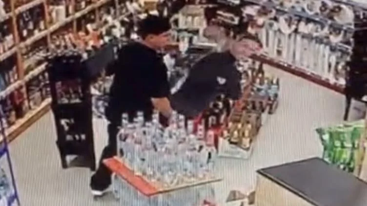 Figura de coroplast del Canelo Álvarez retirada de un Del Río en Valle del Sol