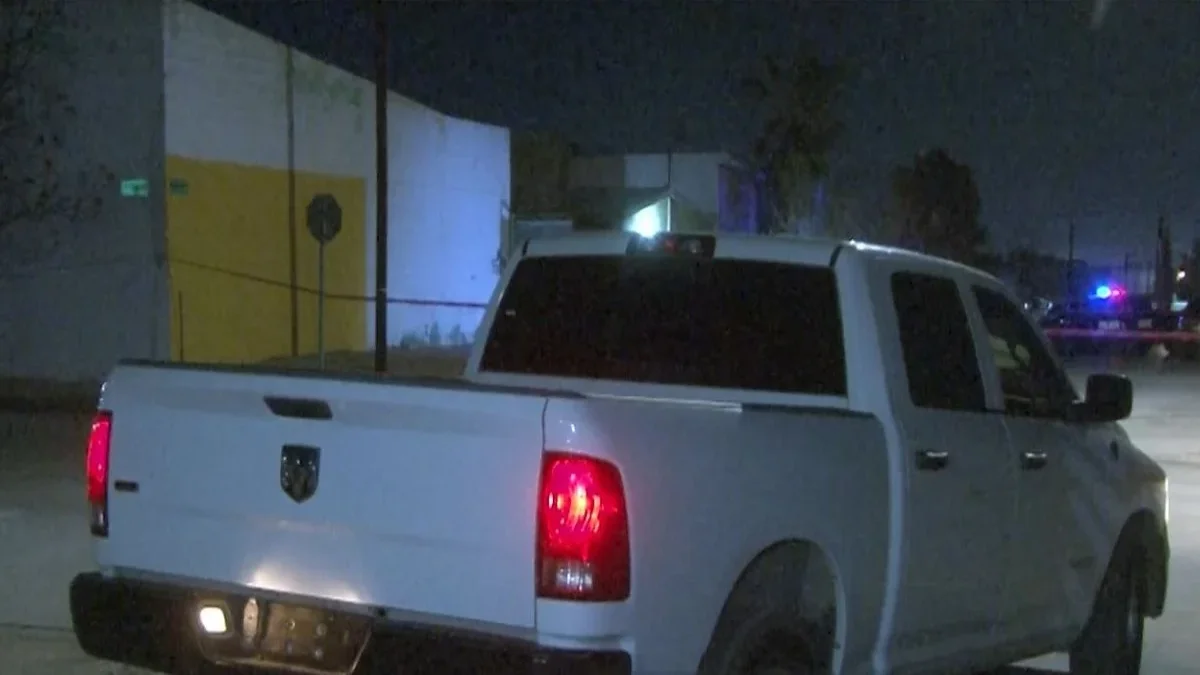 Camioneta donde fue asesinado un hombre en un autolavado de Cuauhtémoc