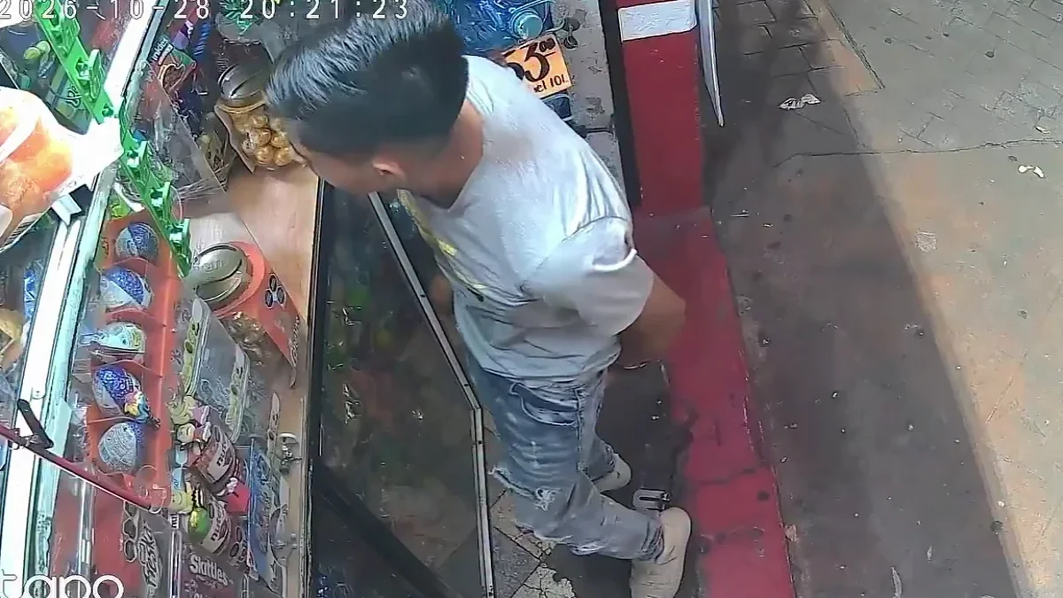 Joven toma varias cervezas del mostrador de una tienda en Ciudad Juárez