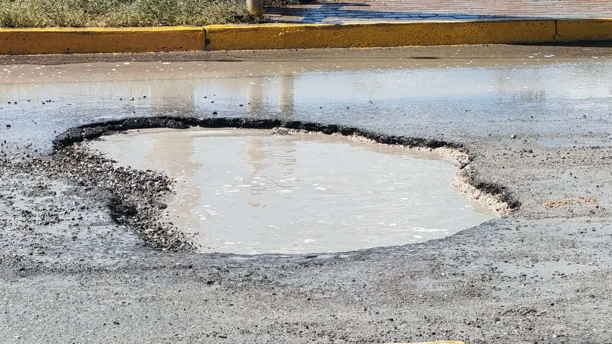 Vialidad con baches en Ciudad Juárez tras las lluvias