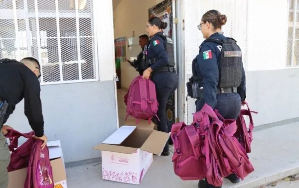 Entrega de mochilas de la SSPM a estudiantes de primarias de Ciudad Juárez