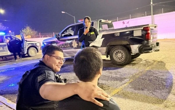 Policías municipales auxilian a un turista japonés extraviado en Ciudad Juárez