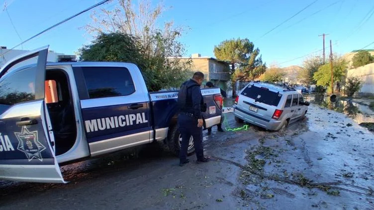 Policía Municipal brinda apoyo durante las lluvias en Ciudad Juárez