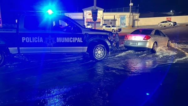 Policías municipales realizan rescates durante inundaciones en Ciudad Juárez