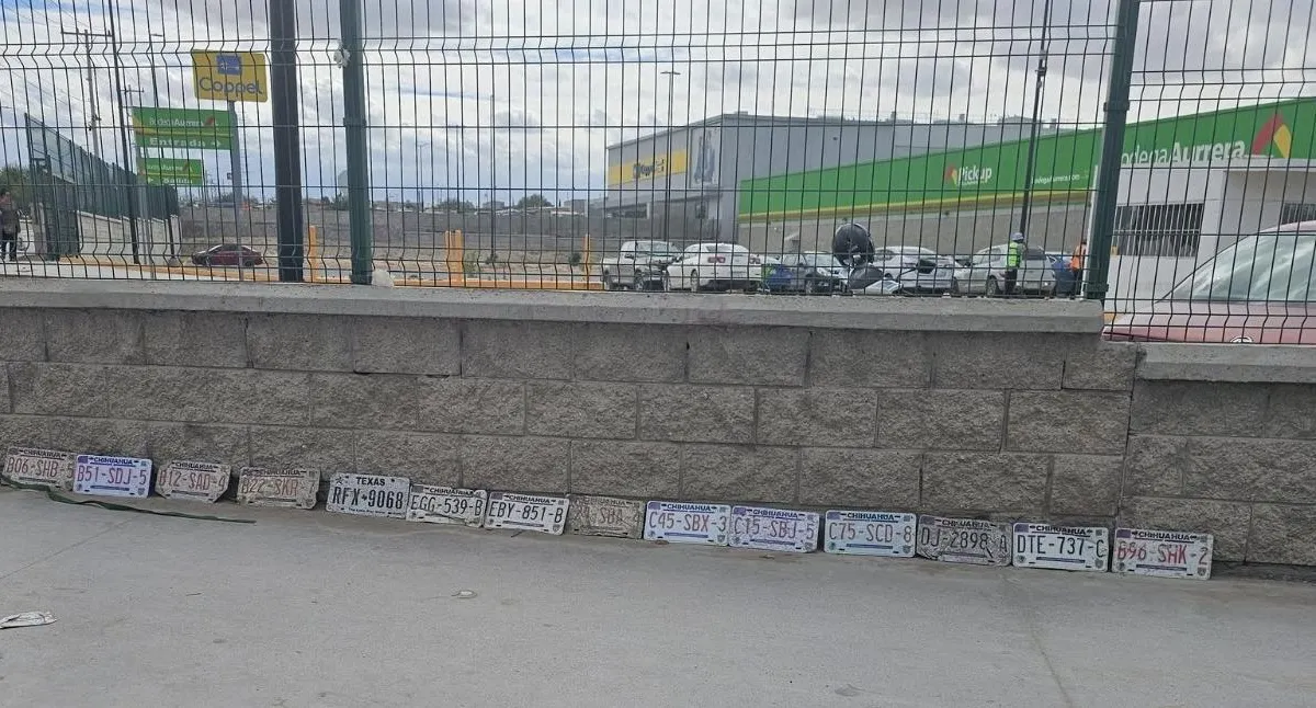 Placas vehiculares colocadas en la pared de una tienda de Tierra Nueva en Ciudad Juárez