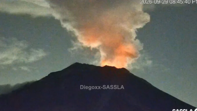 Resplandor rojizo y fragmentos incandescentes en el cráter del Popocatépetl